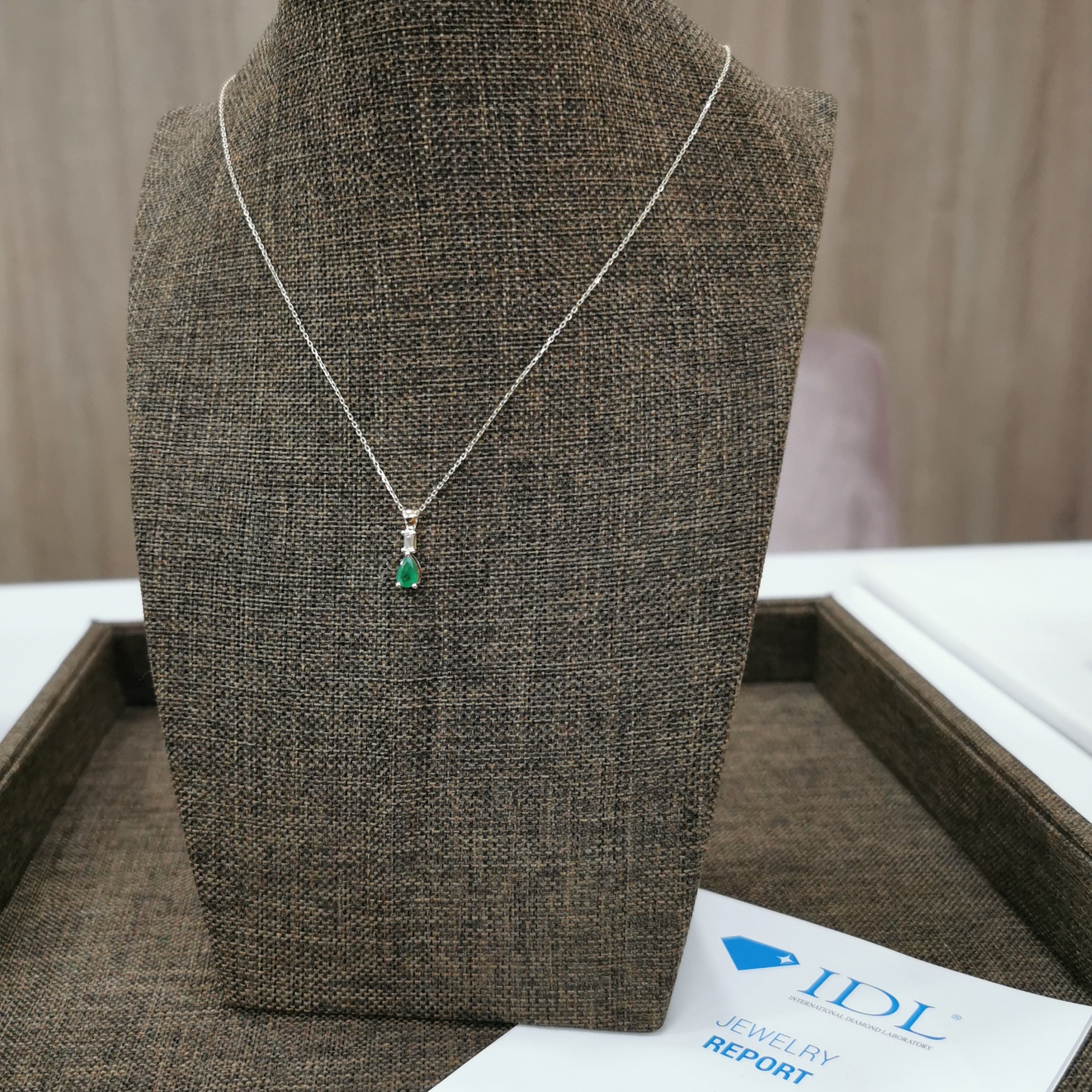 Висулка със Смарагд и диаманти 0.44 карата